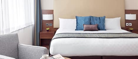 Kahden hengen deluxe-huone, 1 suuri parisänky | Tallelokero huoneessa, työpöytä, äänieristys, silitysrauta/-lauta