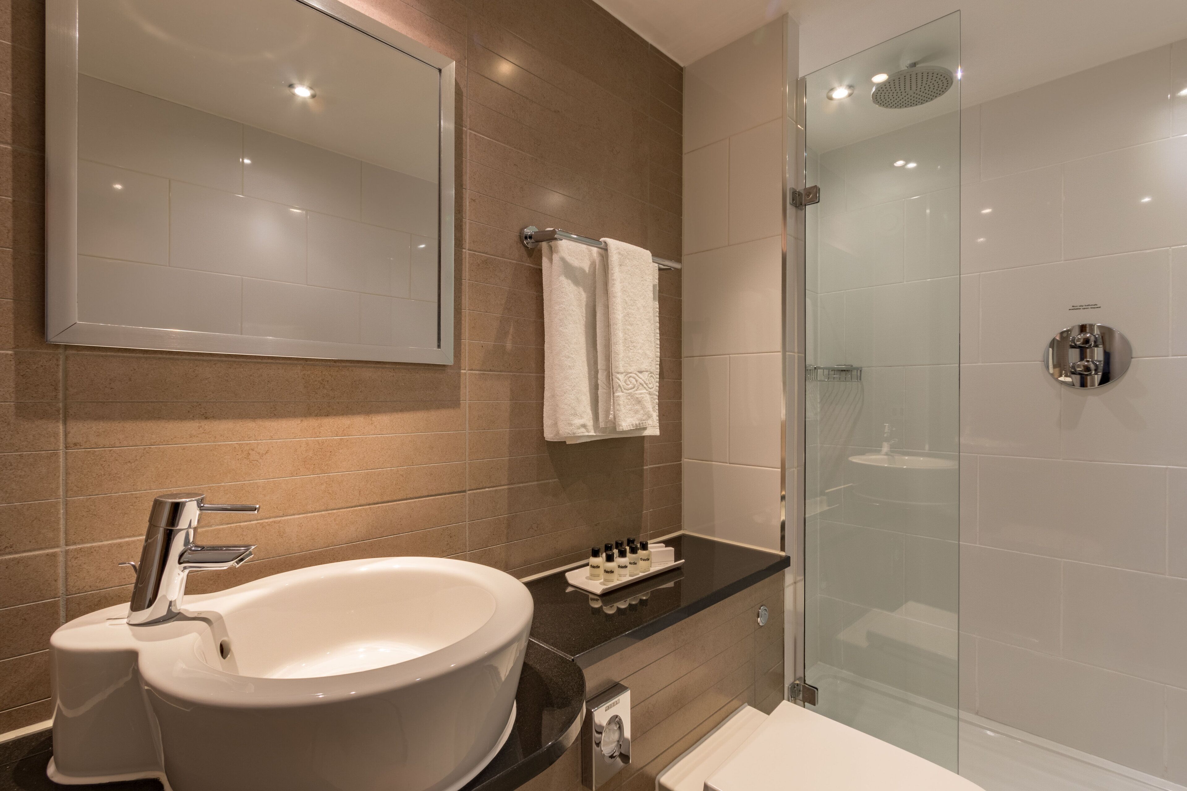 deluxe twin room, 2 single beds | in-room safe, desk, soundproofing, iron/ironing board