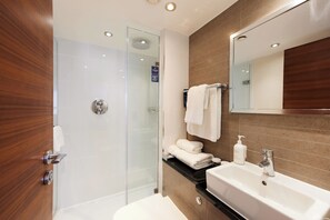 Chambre Exécutive, 1 très grand lit et 1 canapé-lit | Salle de bain