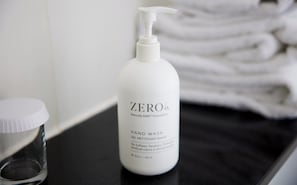 Combined shower/bathtub, free toiletries, hair dryer, towels - Thistle Trafalgar - Leicester Square (London)