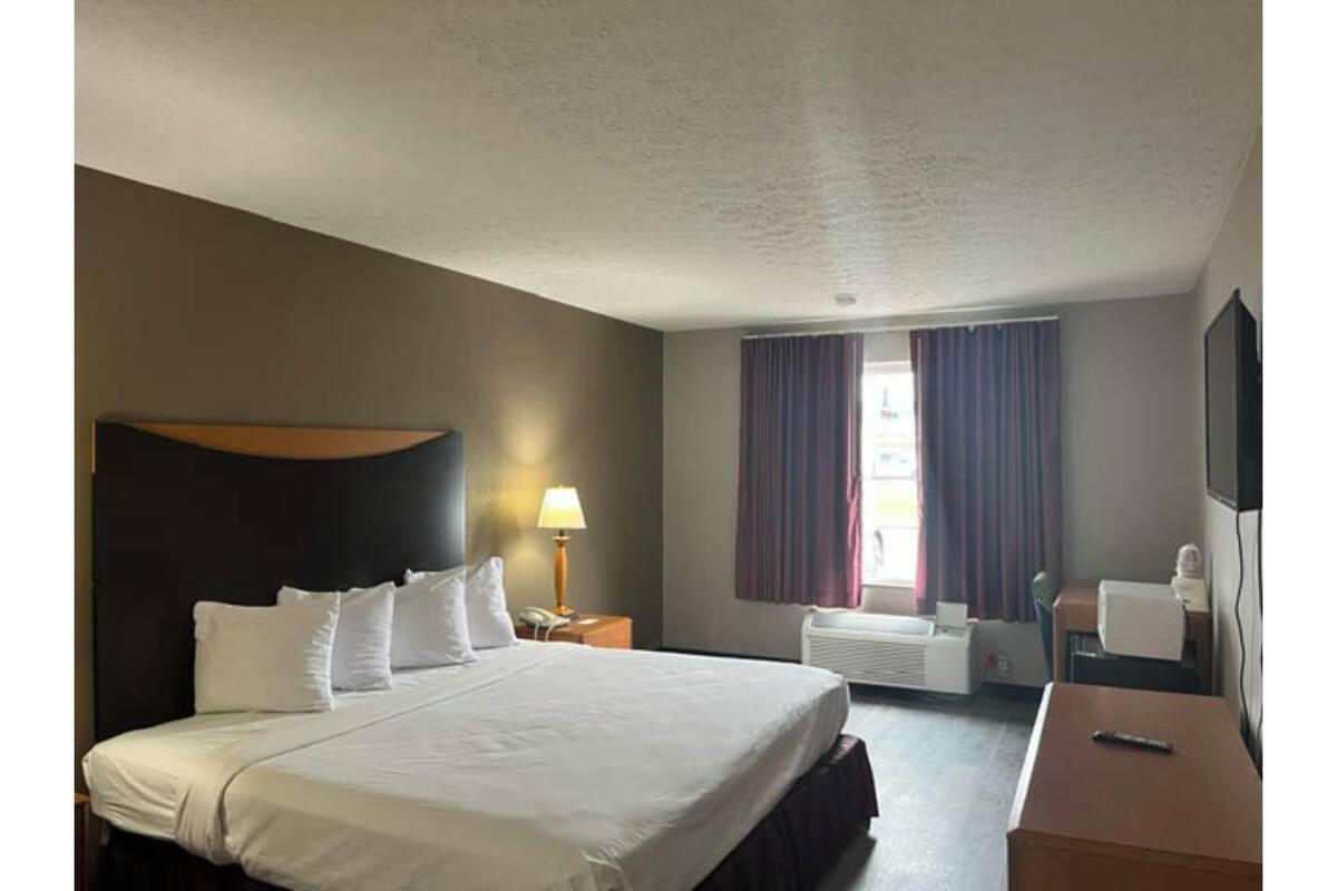 Een bureau, gratis wifi, beddengoed, een wekker