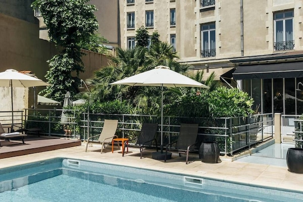 Una piscina al aire libre de temporada (de 10:00 a 22:00), sombrillas