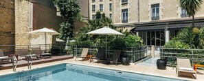 Piscine extérieure (ouverte en saison), parasols de plage