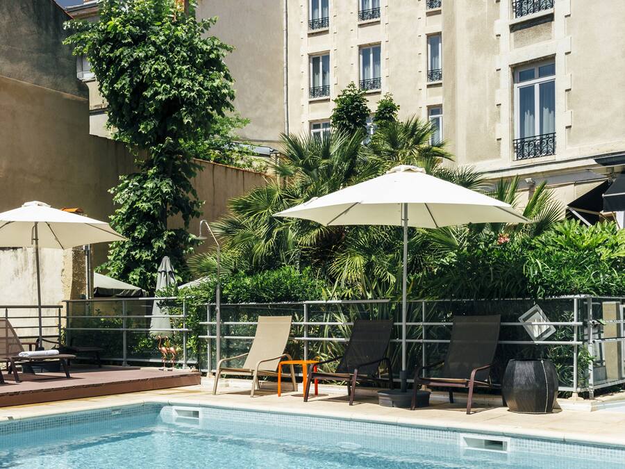 Piscine extérieure en saison, accès possible de 10 h à 22 h, parasols