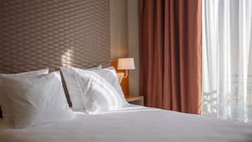 Kamar Double Superior | Seprai premium, brankas, meja kerja, dan kedap suara