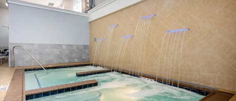 Een binnenzwembad, open van 07.00 uur tot 23.00 uur, en ligstoelen