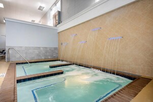 Una piscina cubierta (de 07:00 a 23:00), tumbonas