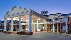 A hotel with a covered entrance, large columns, and a brick facade. - Clarion Hotel Conference Center Lexington North (Lexington)