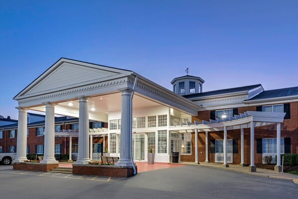A hotel with a covered entrance, large columns, and a brick facade. - Clarion Hotel Conference Center Lexington North (Lexington)