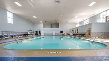 Piscine couverte, accès possible de 06 h 00 à 23 h 00, chaises longues 