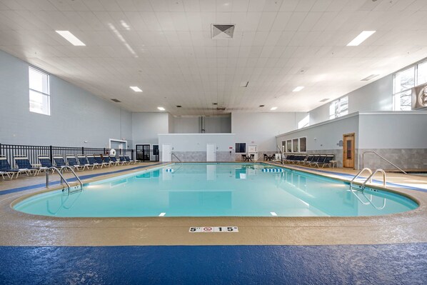 Piscine couverte, accès possible de 06 h 00 à 23 h 00, chaises longues 