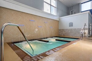 室内游泳池，07:00 至 23:00 开放，日光浴躺椅