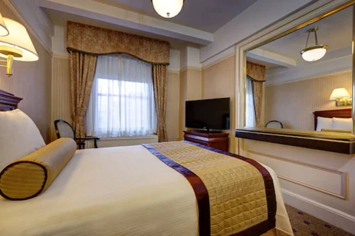 خزنة داخل الغرفة ومكتب ومساحة عمل للكمبيوتر المحمول ومكواة/لوح كي