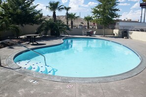 Outdoor pool - Rio del Sol Inn (Needles)
