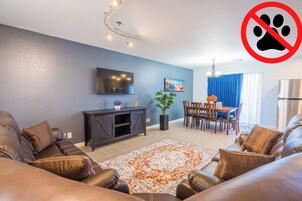 Apartamento familiar | Ropa de cama hipoalergénica, escritorio, cortinas opacas