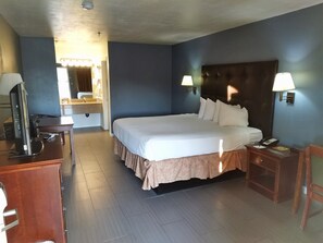 Huone, 1 suuri parisänky, tupakointi kielletty, jääkaappi ja mikroaaltouuni | 2 makuuhuonetta, allergiatestatut vuodevaatteet, työpöytä