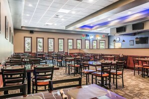 Bar (on property) - Clarion Inn Belle Vernon (Belle Vernon)