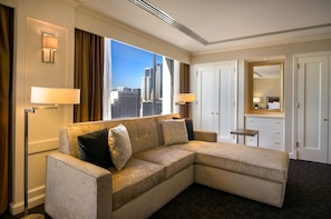 42-inch LCD TV with satellite channels, TV, iPod dock - DoubleTree by Hilton Hotel Los Angeles Downtown (Los Angeles)