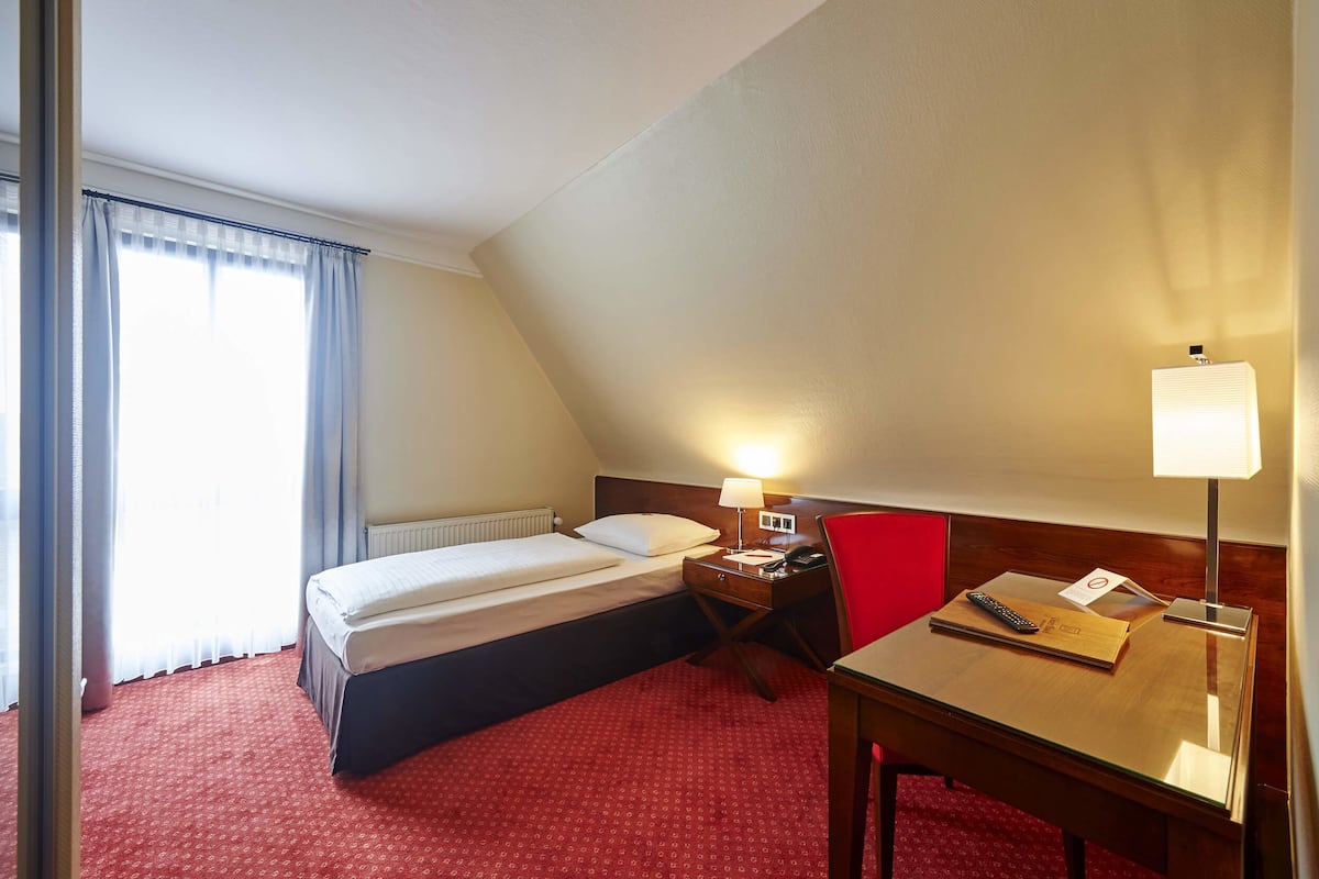 Hypo-allergenic bedding, minibar, in-room safe, individually furnished