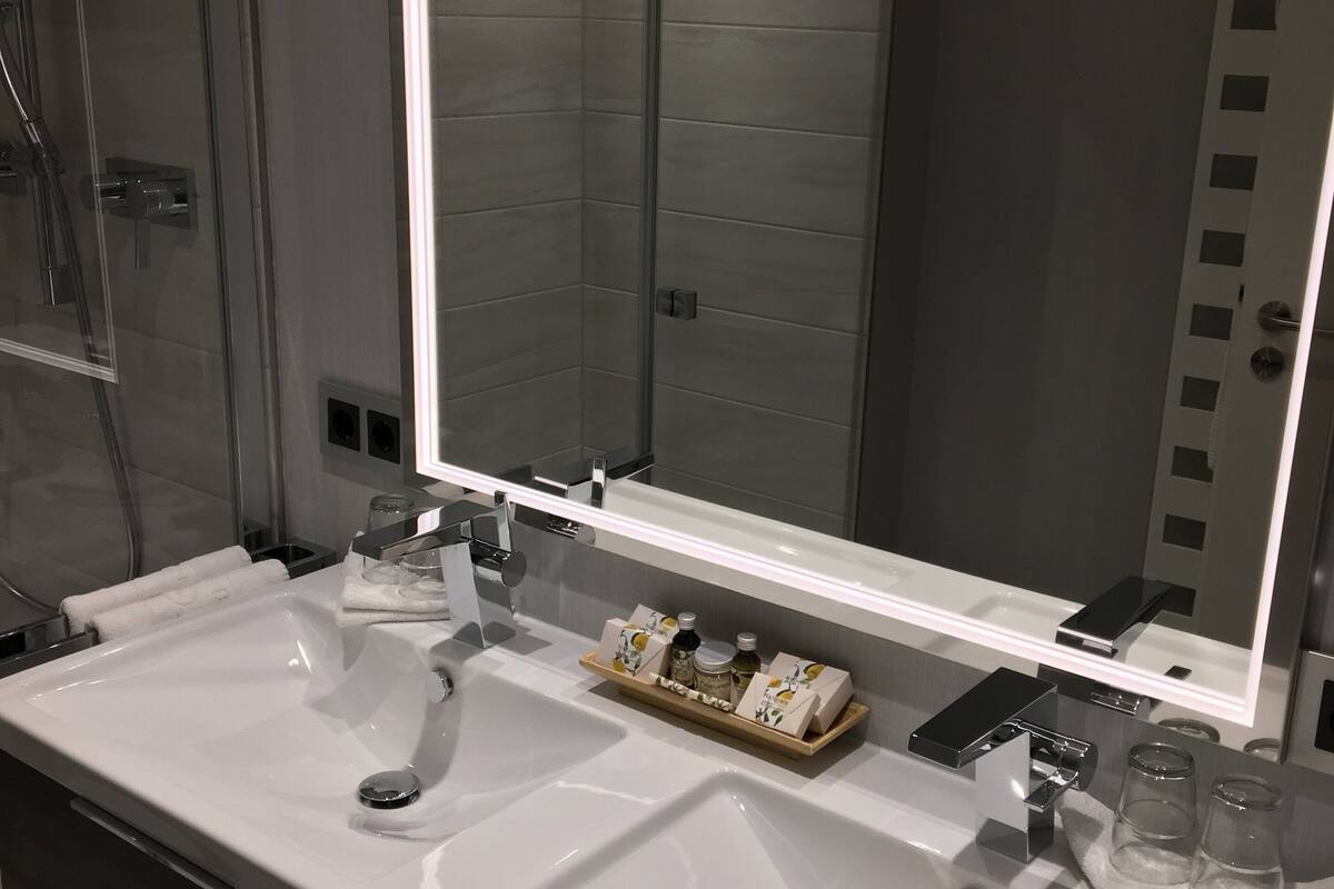 quadruple room, 2 bedrooms, non smoking (air conditioning) | bathroom | free toiletries, hair dryer, towels