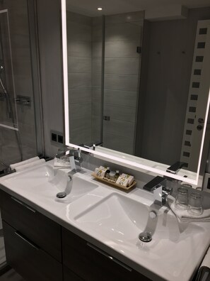 Deluxe Quadruple Room, 2 Bedrooms, Non Smoking (Air Conditioning) | Bathroom | Free toiletries, hair dryer, towels - Dürer Hotel Nürnberg (Nuremberg)