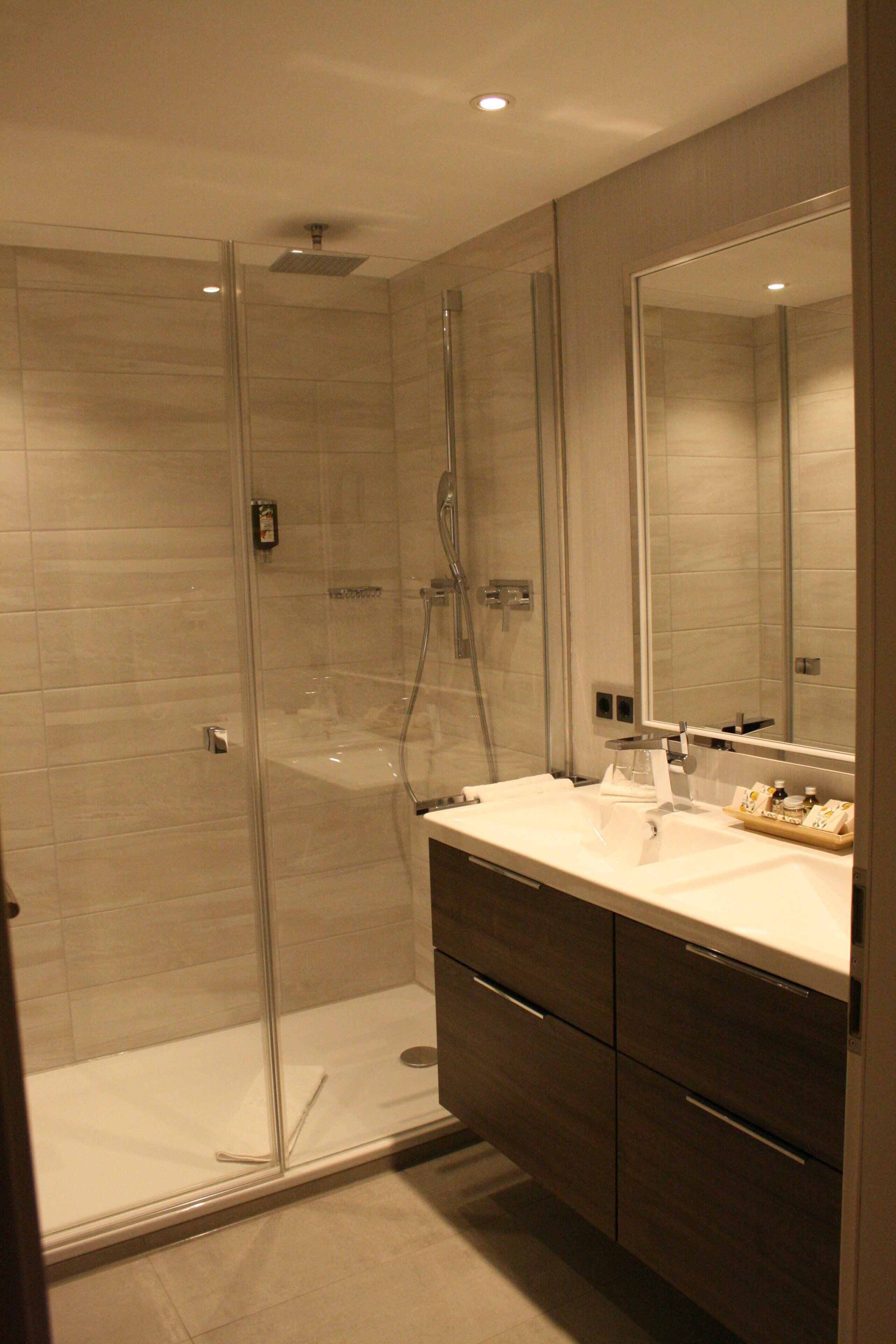 quadruple room, 2 bedrooms, non smoking (air conditioning) | bathroom | free toiletries, hair dryer, towels