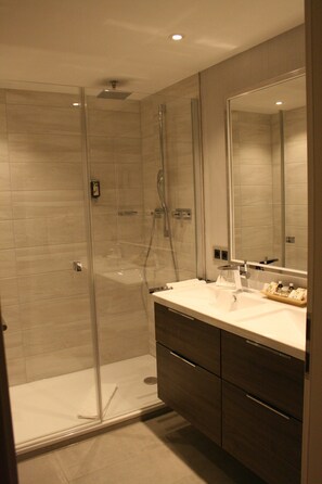 Habitación cuádruple Deluxe, 2 habitaciones, para no fumadores (Air Conditioning) | Baño | Amenidades de baño gratuitas, secadora de cabello, toallas 