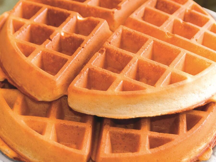Close-up de um waffle com exterior dourado e padrão quadriculado.