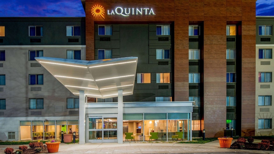 La Quinta Inn & Suites by Wyndham Baltimore BWI Airport
