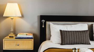 Deluxe Suite, 1 King Bed with Sofa bed, Kitchen | 1 bedroom, premium bedding, in-room safe, individually furnished