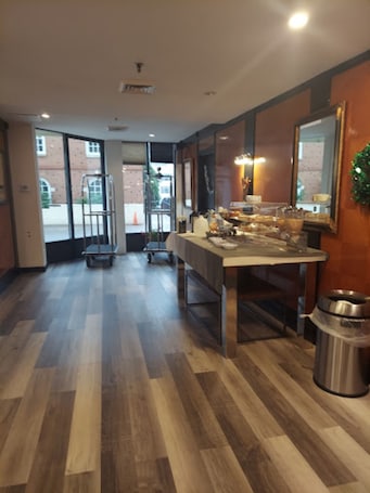 Desayuno continental incluido todos los días . Stamford Suites
