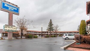 A Rodeway Inn with a sign indicating high-speed internet and free hot breakfast.
