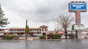 A Rodeway Inn with a sign indicating high-speed internet and free hot breakfast.