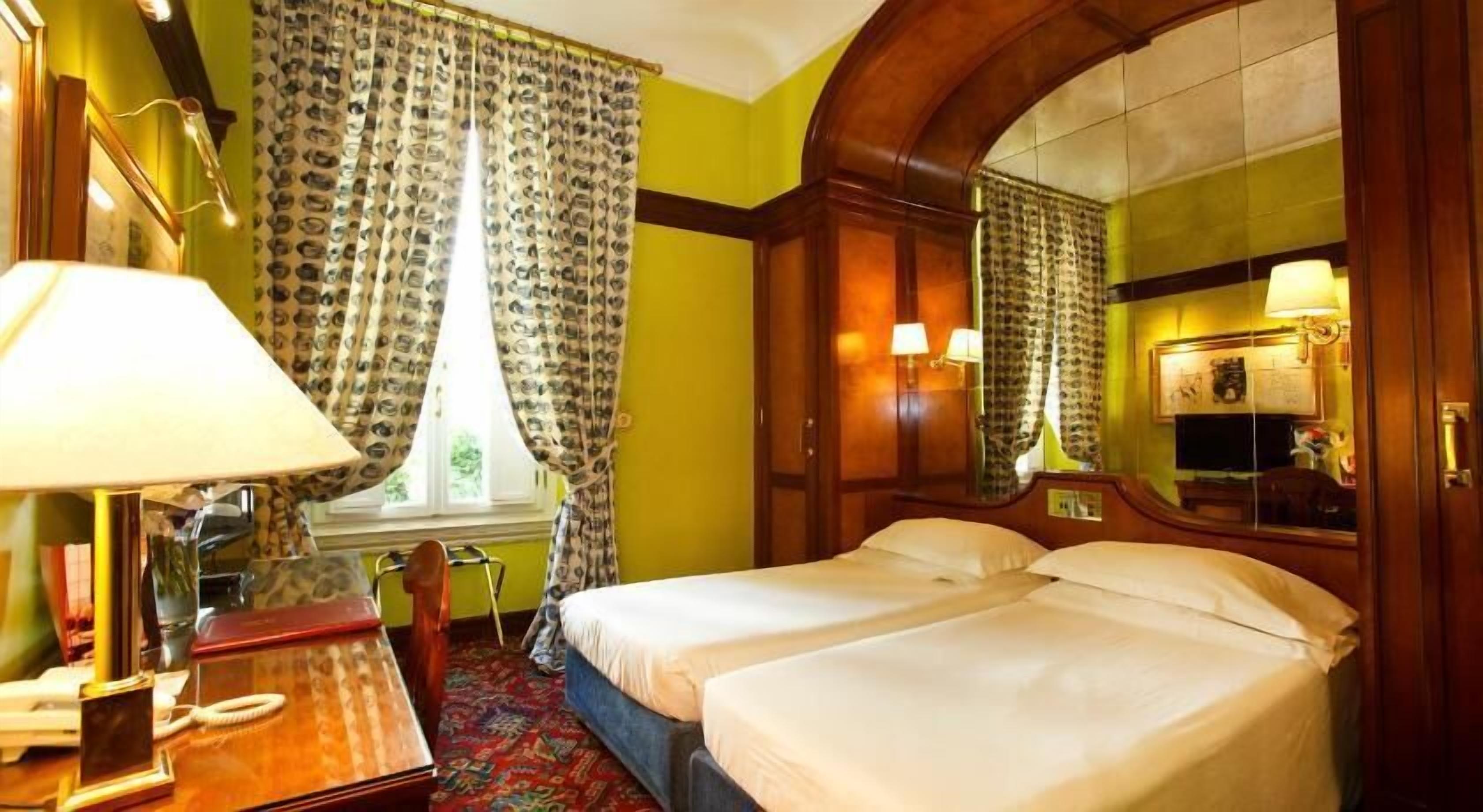 Roupas de cama antialérgicas, frigobar, cofres nos quartos, escrivaninha