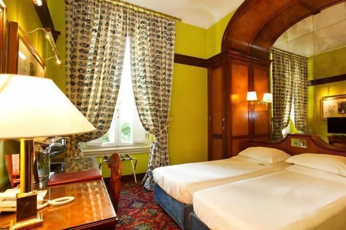 Hypo-allergenic bedding, minibar, in-room safe, desk