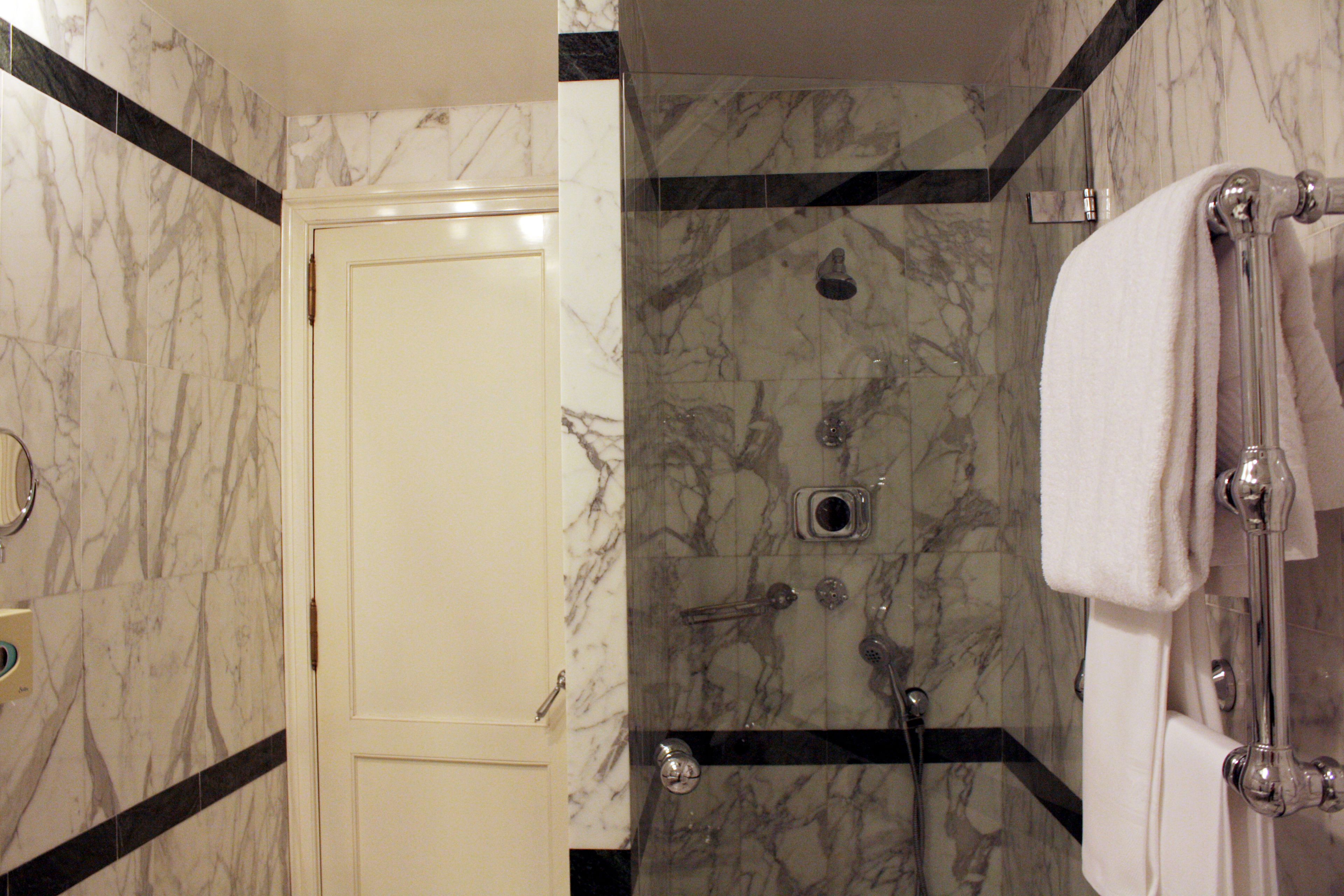 Deluxe Double Room | Bathroom | Combined shower/tub, free toiletries, hair dryer, bathrobes