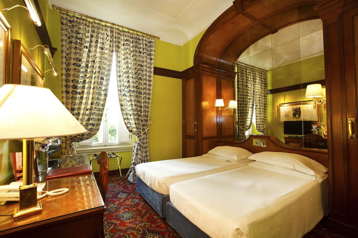 Hypo-allergenic bedding, minibar, in-room safe, desk