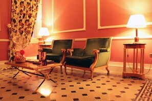 Deluxe Suite | Living room | 40-inch LED TV with satellite channels, TV
