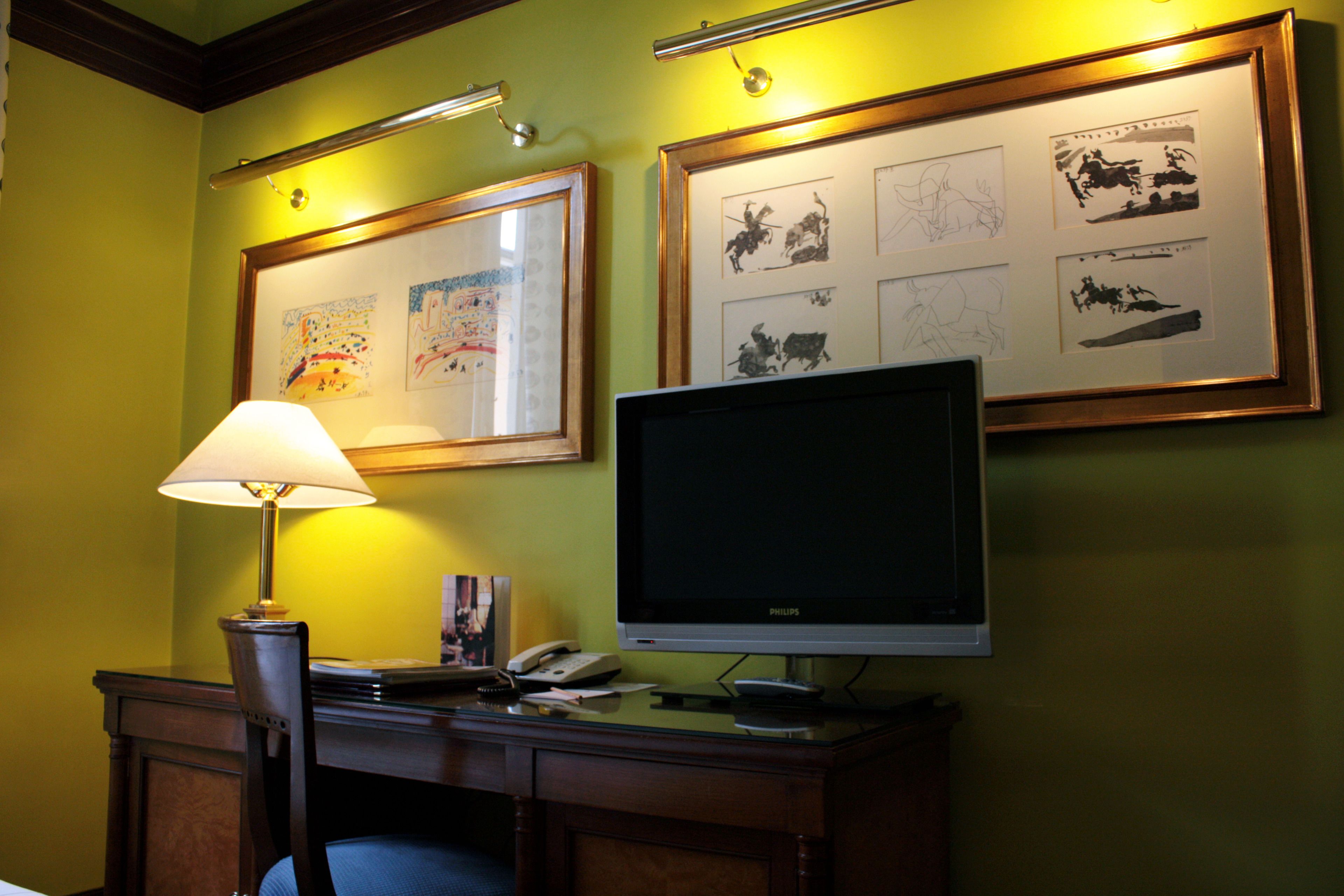 classic single room | hypo-allergenic bedding, minibar, in-room safe, desk