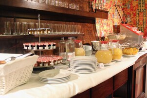 Un buffet con diverse pietanze e bevande.