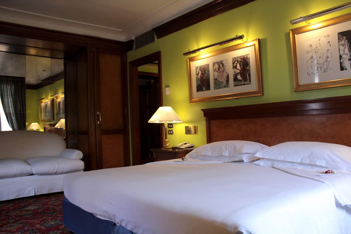 Hypo-allergenic bedding, minibar, in-room safe, desk