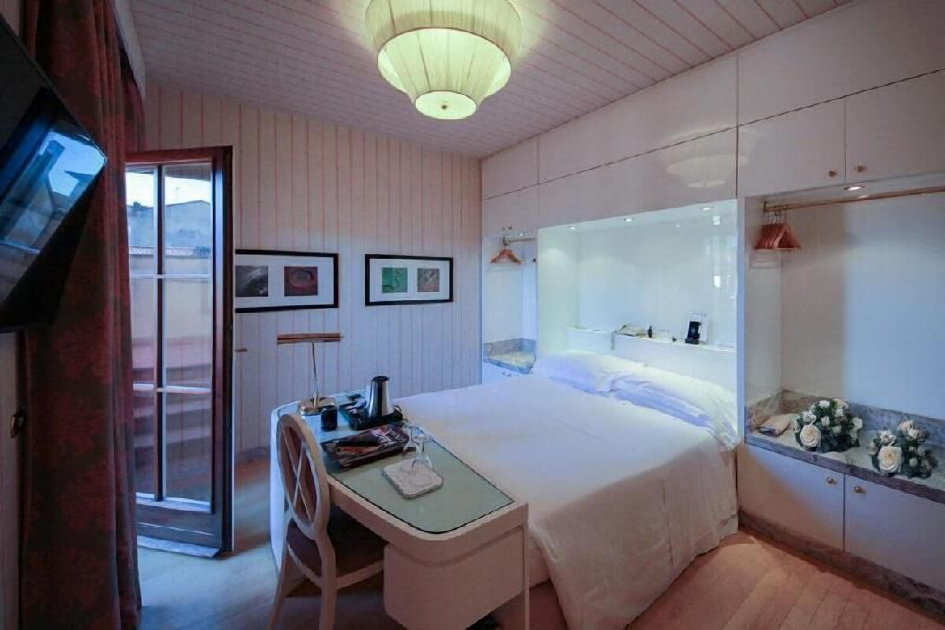 Roupas de cama antialérgicas, frigobar, cofres nos quartos, escrivaninha