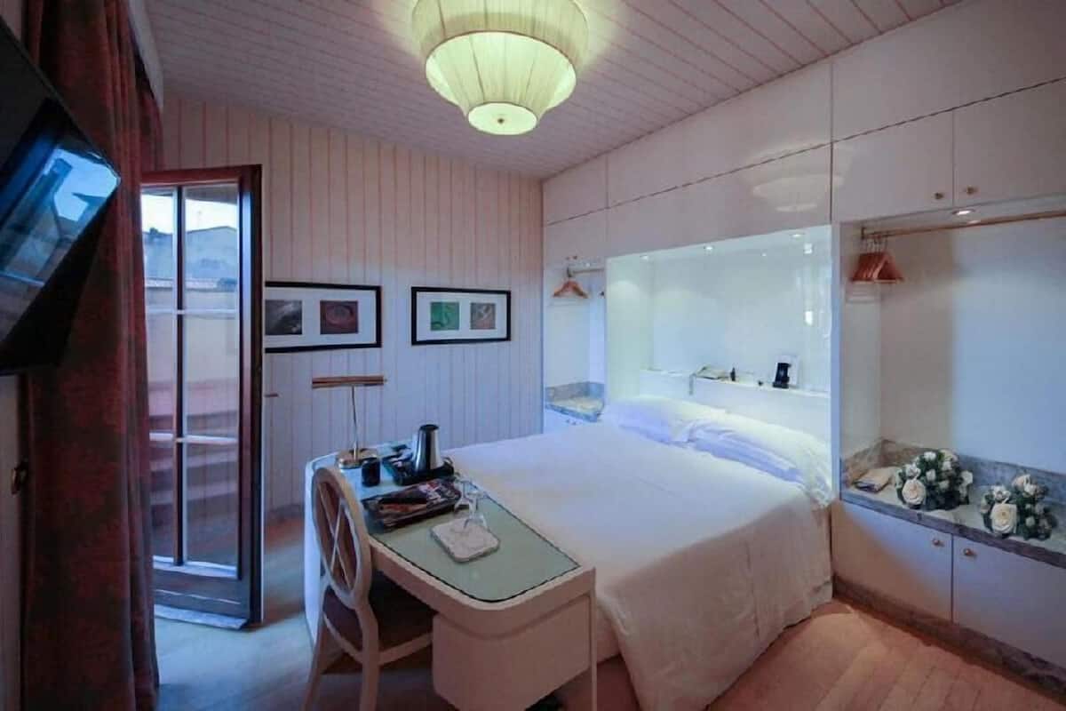 Hypo-allergenic bedding, minibar, in-room safe, desk