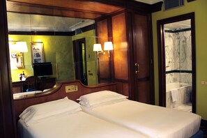 Classic Room | Hypo-allergenic bedding, minibar, in-room safe, desk