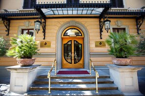 Front of property - Hotel Albani Firenze (Florence)