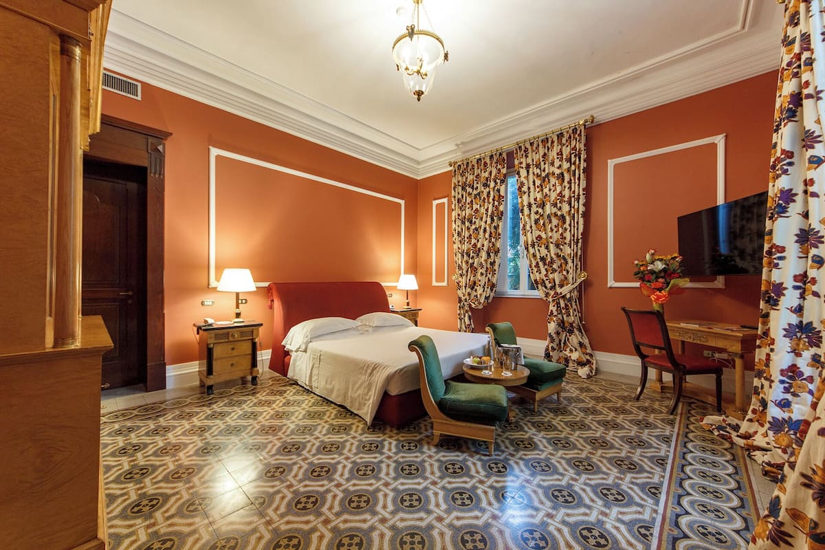Deluxe Suite | Hypo-allergenic bedding, minibar, in-room safe, desk