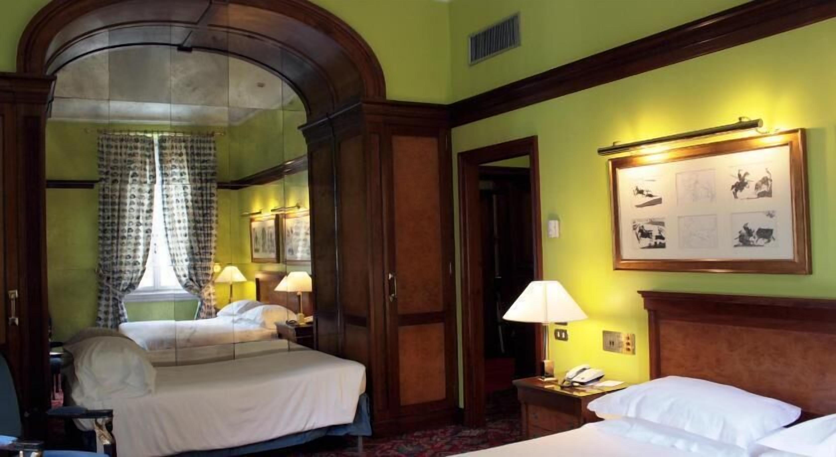 Roupas de cama antialérgicas, frigobar, cofres nos quartos, escrivaninha