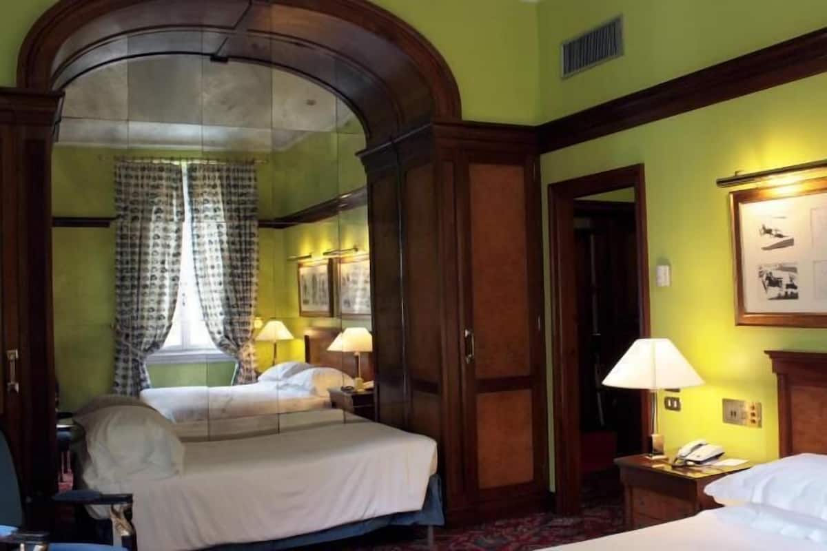 Hypo-allergenic bedding, minibar, in-room safe, desk