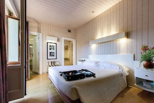 Hypo-allergenic bedding, minibar, in-room safe, desk