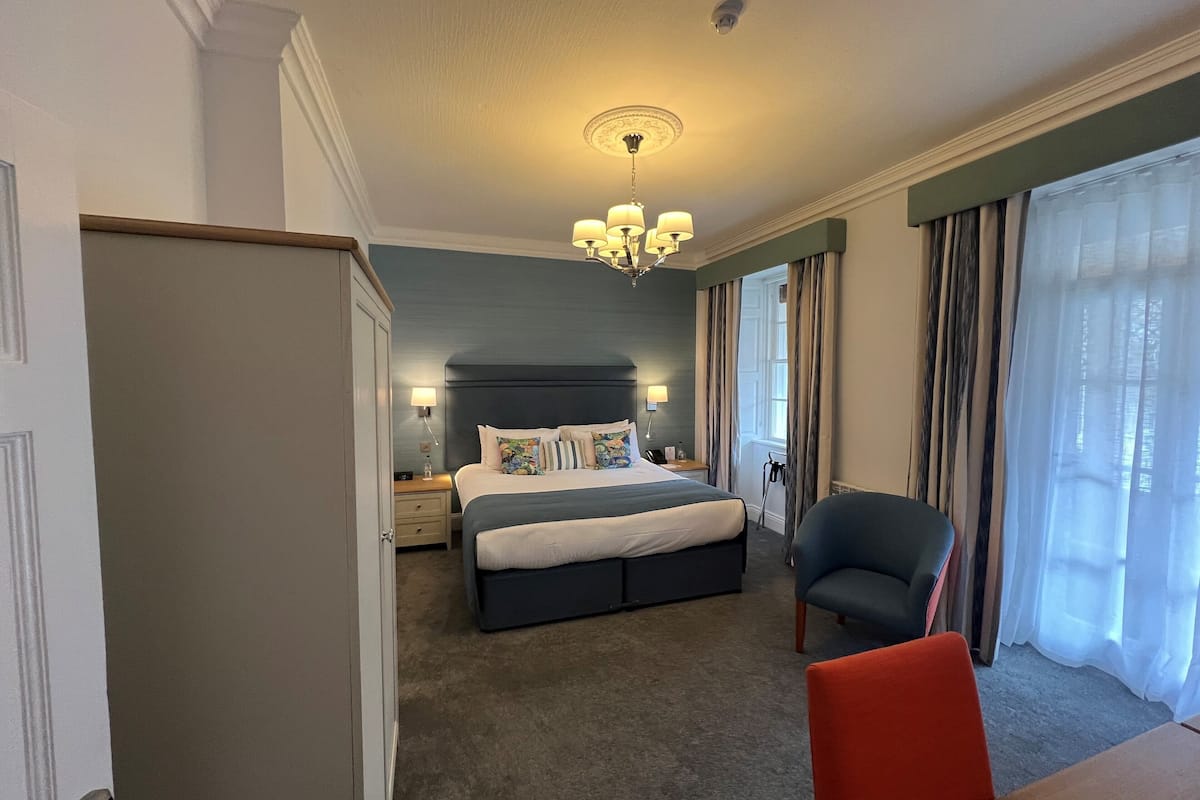 comfort room, 1 king bed, non smoking | egyptian cotton sheets, premium bedding, pillow-top beds, in-room safe